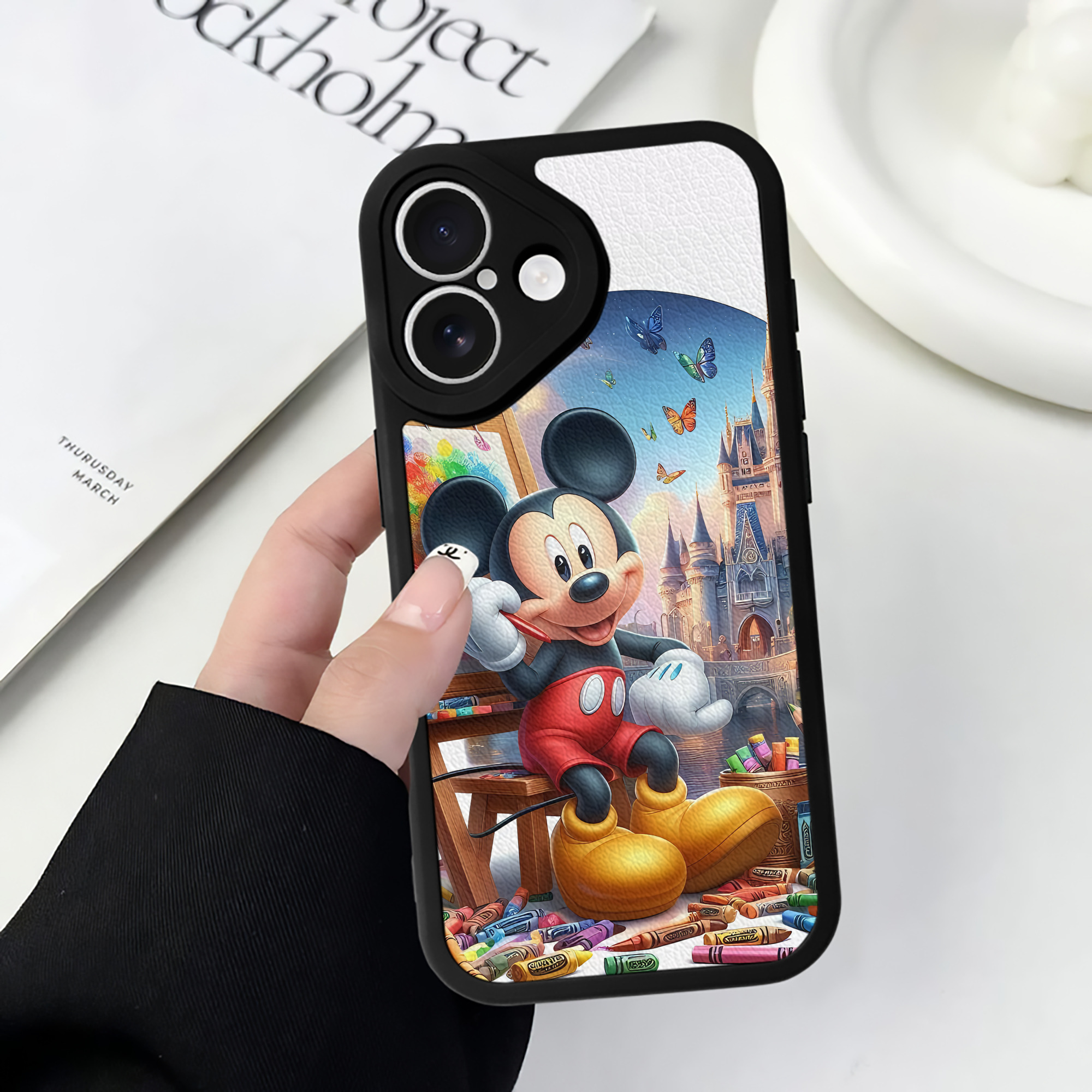 ミッキーマウス Mickey Mouse 【iPhone 16シリーズ対応】シリコンスマホケース（レザー調） 材質：シリコン